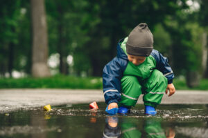 Nie tylko deszcz – 7 zaskakujących sytuacji, w których przydają się spodnie przeciwdeszczowe dla dzieci
