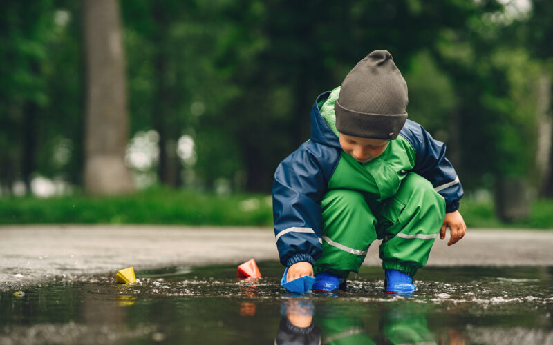 Nie tylko deszcz – 7 zaskakujących sytuacji, w których przydają się spodnie przeciwdeszczowe dla dzieci