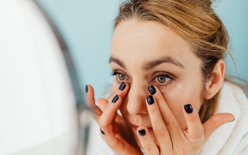 Opuchlizna pod okiem i na policzku – skąd się bierze i jak sobie z nią radzić?